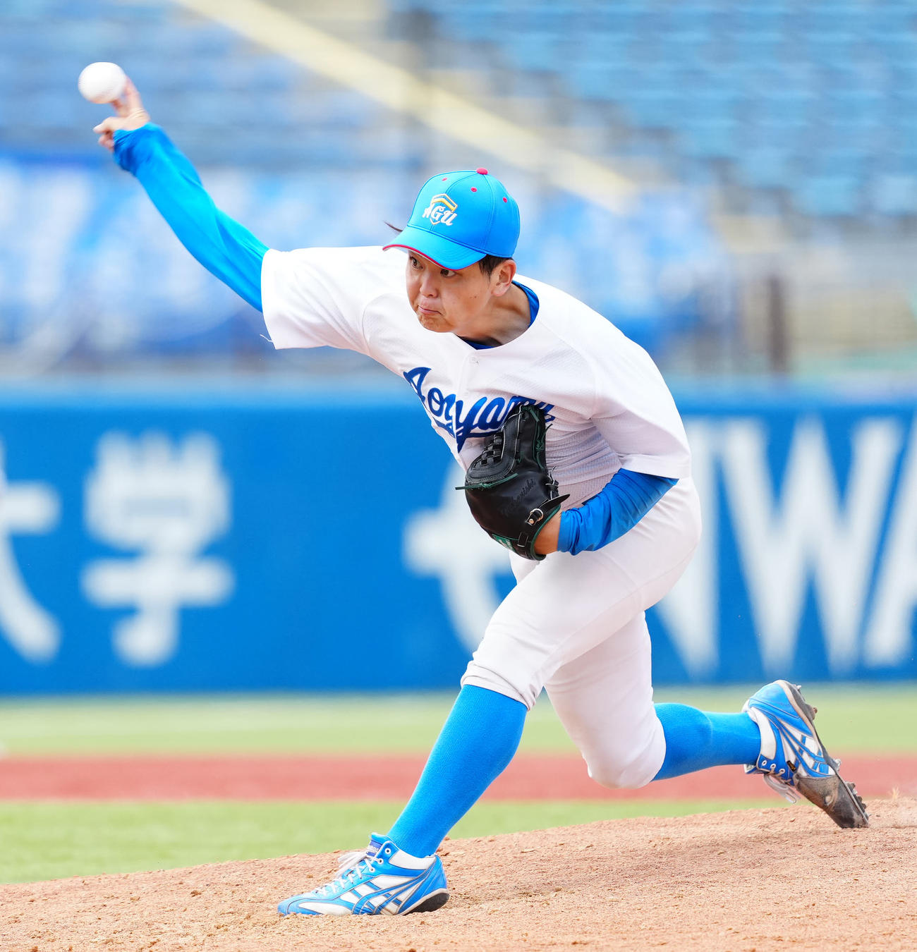 駒大対青学大　力投する青学大先発の中西（撮影・江口和貴）