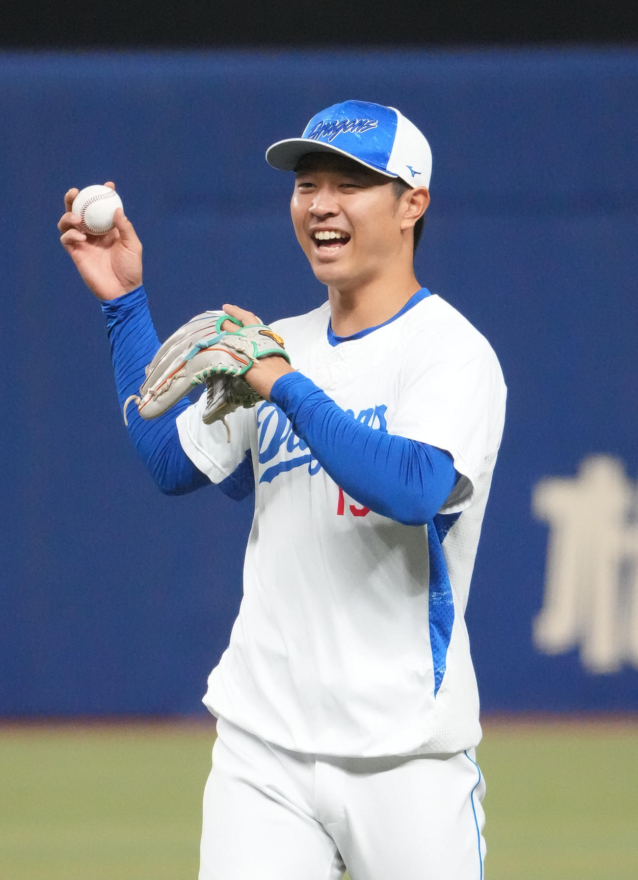 明るい表情でキャッチボールをする高橋宏（撮影・森本幸一）