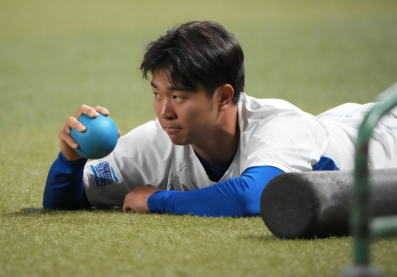 重いボールを使用しトレーニングをする高橋宏（撮影・森本幸一）