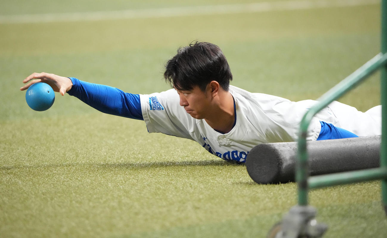 重いボールを使用しトレーニングをする高橋宏（撮影・森本幸一）