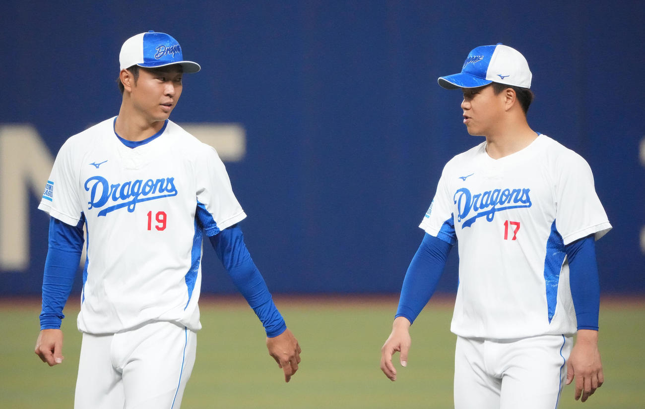 練習の合間に言葉を交わす（左から）高橋宏と柳（撮影・森本幸一）