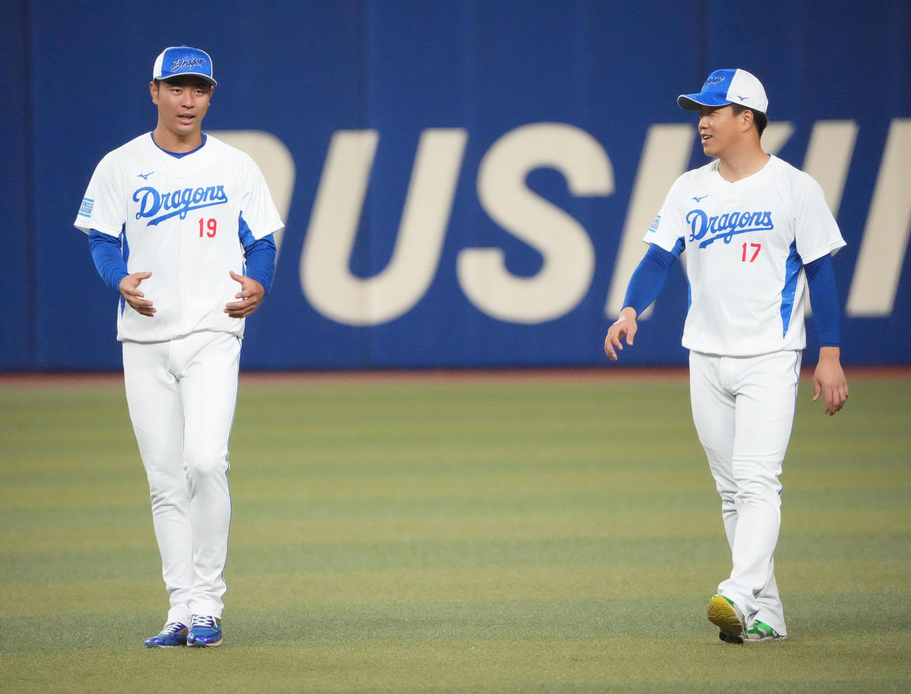 練習の合間に明るい表情で言葉を交わす（左から）高橋宏と柳（撮影・森本幸一）