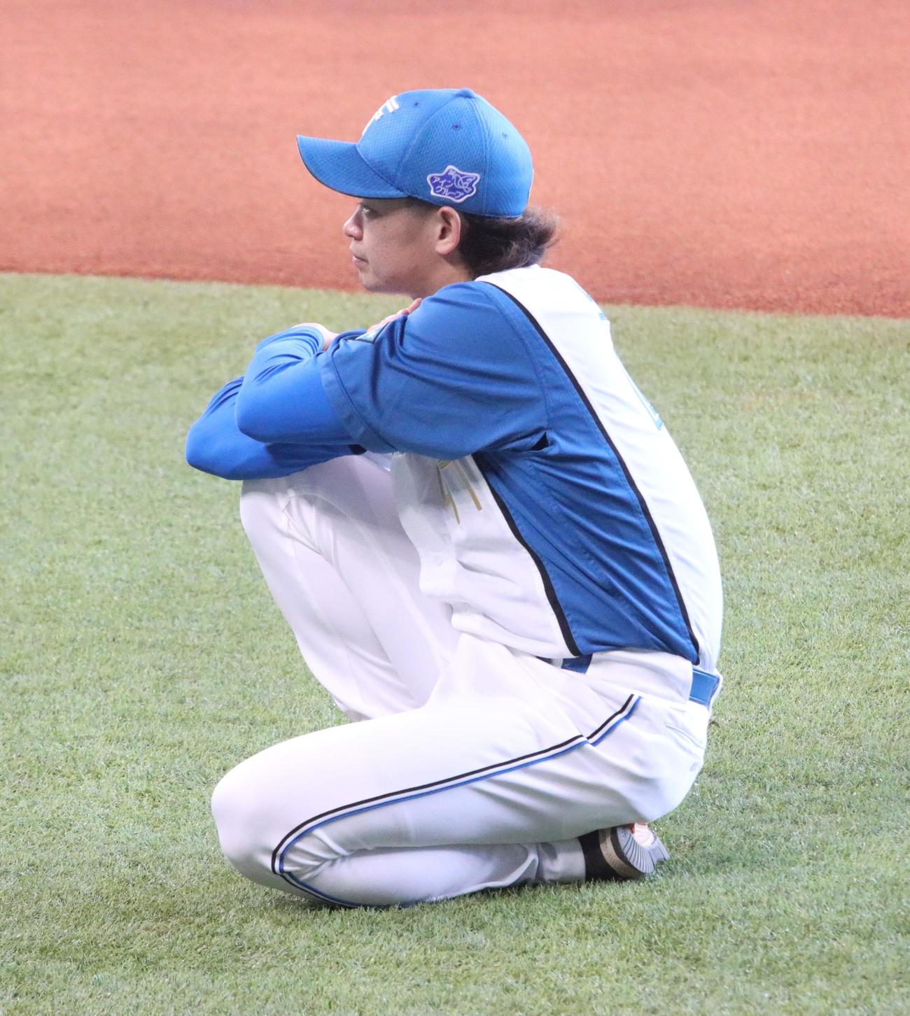 練習後、体を休める日本ハム鈴木（撮影・永野高輔）
