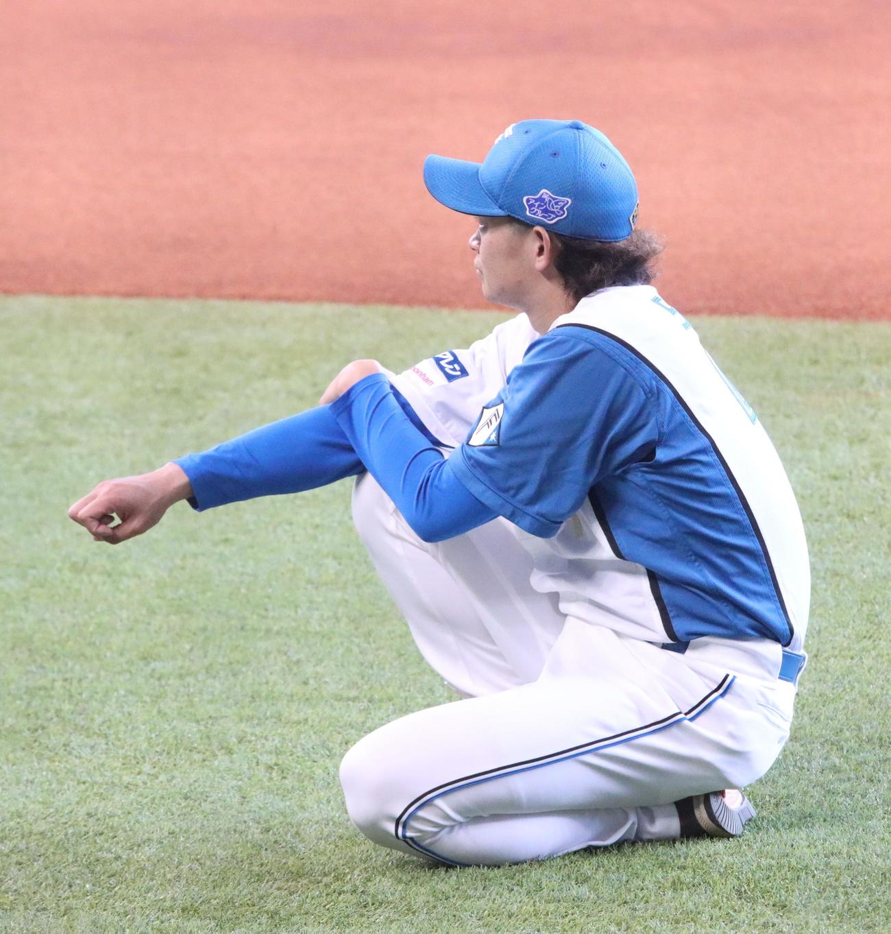 練習後、体を休める日本ハム鈴木（撮影・永野高輔）