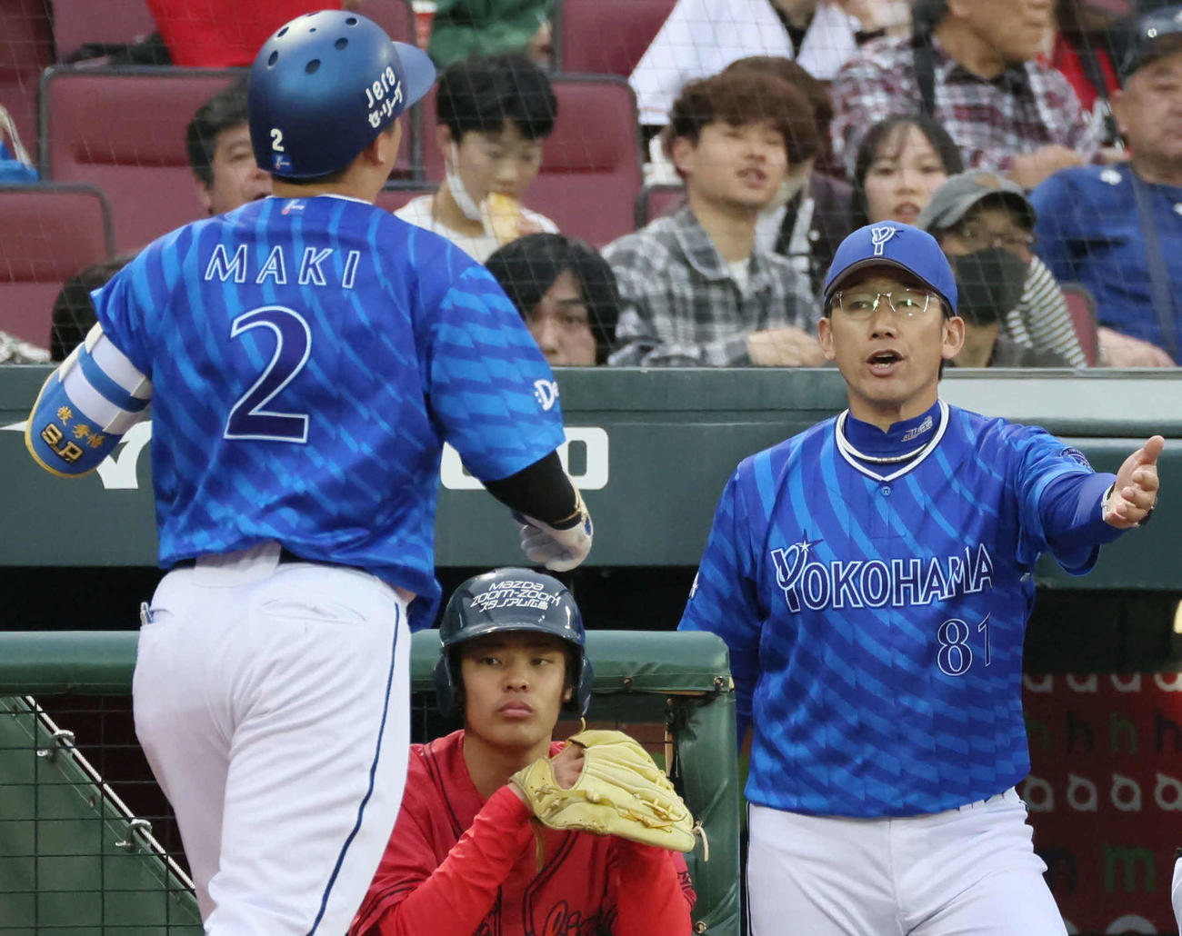 4月17日、広島戦で本塁打を放った牧を迎える三浦監督