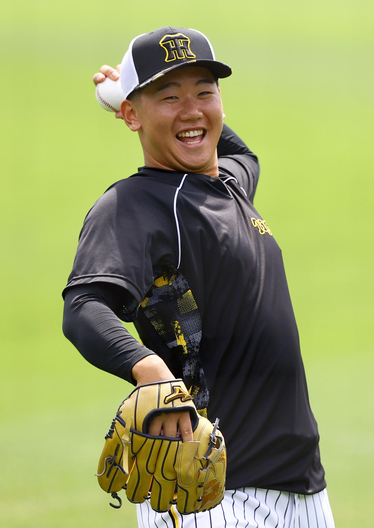 阪神門別はリラックスした表情でキャッチボールする（撮影・上山淳一）