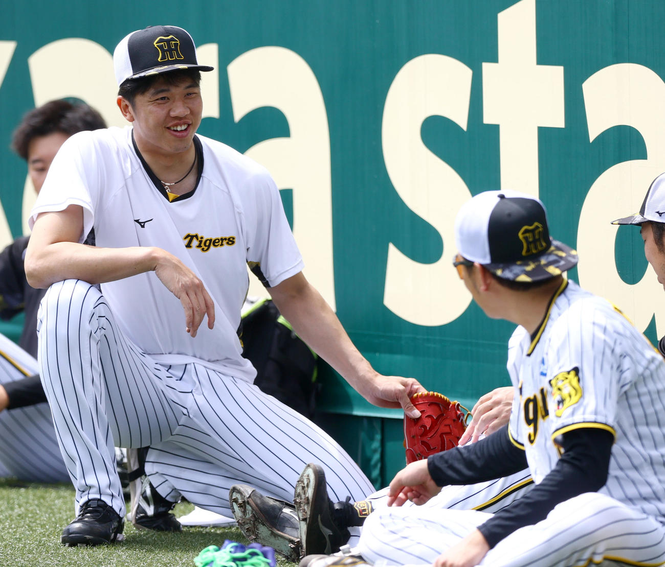 投手指名練習でリラックスした表情を見せる阪神才木（撮影・上山淳一）