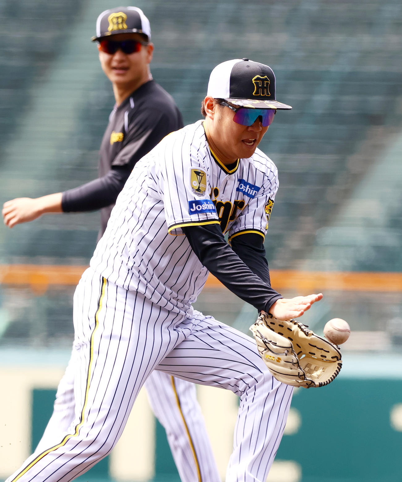 投手指名練習に励む阪神西勇。奥は大竹（撮影・上山淳一）