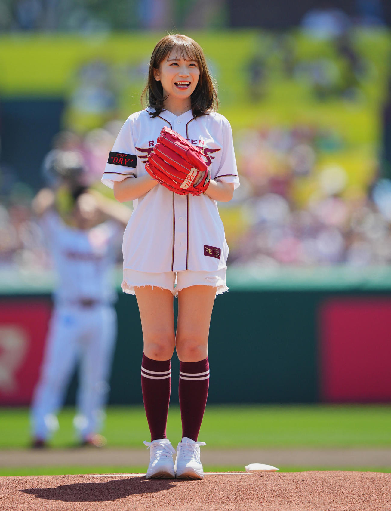 楽天対ロッテ　始球式を務める秋元真夏（撮影・垰建太）