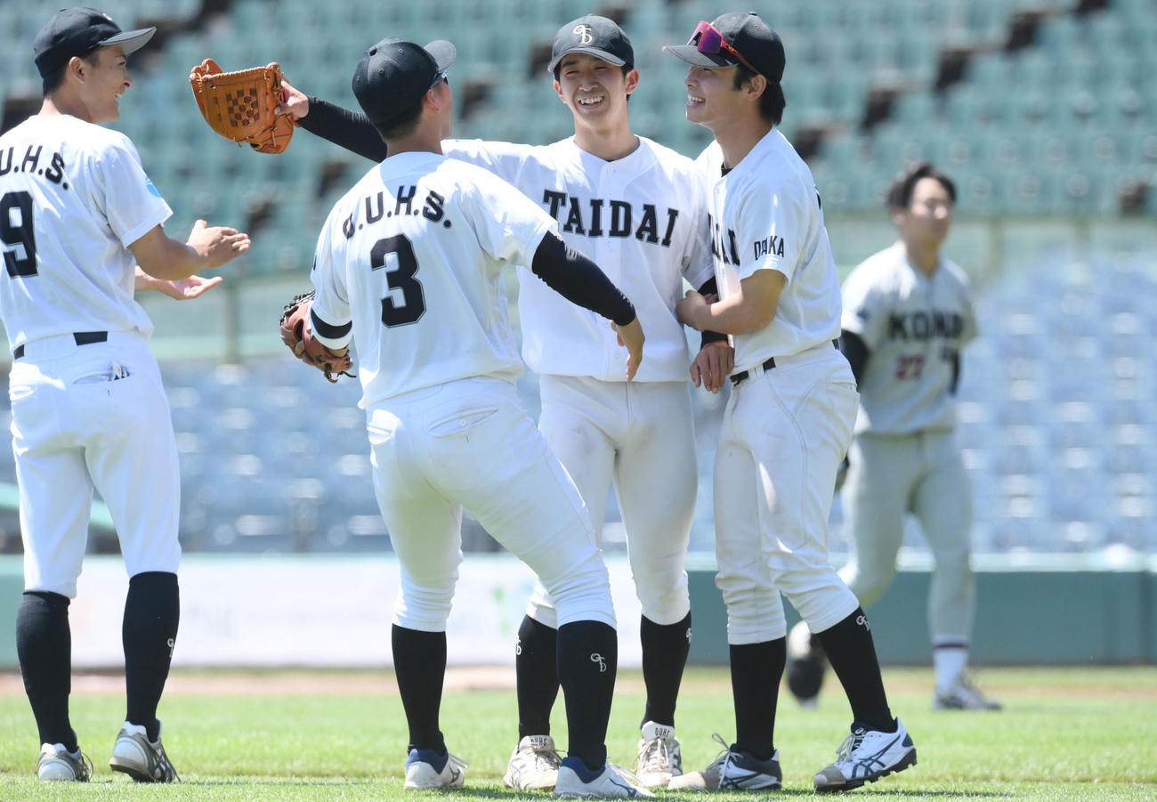 大体大対甲南大　力投した大体大の碓永（左から3人目）は、仲間と抱き合って喜ぶ（撮影・滝沢美穂子）