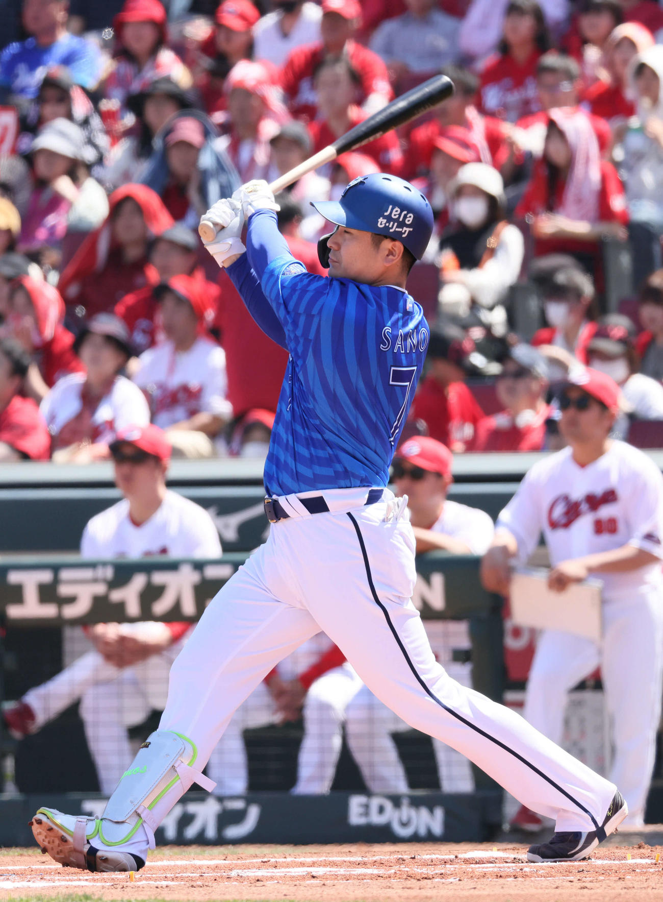 広島対DeNA 1回表DeNA1死一塁、佐野の中越え2点本塁打は、審判自らのリプレー検証の結果二塁打に（撮影・加藤孝規）