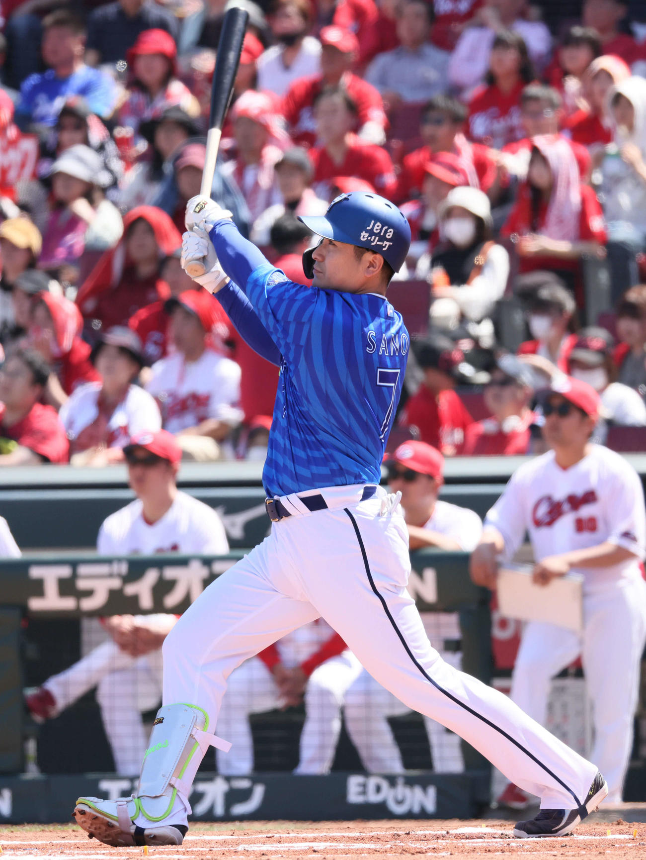 広島対DeNA 1回表DeNA1死一塁、佐野の中越え2点本塁打は、審判自らのリプレー検証の結果二塁打に（撮影・加藤孝規）