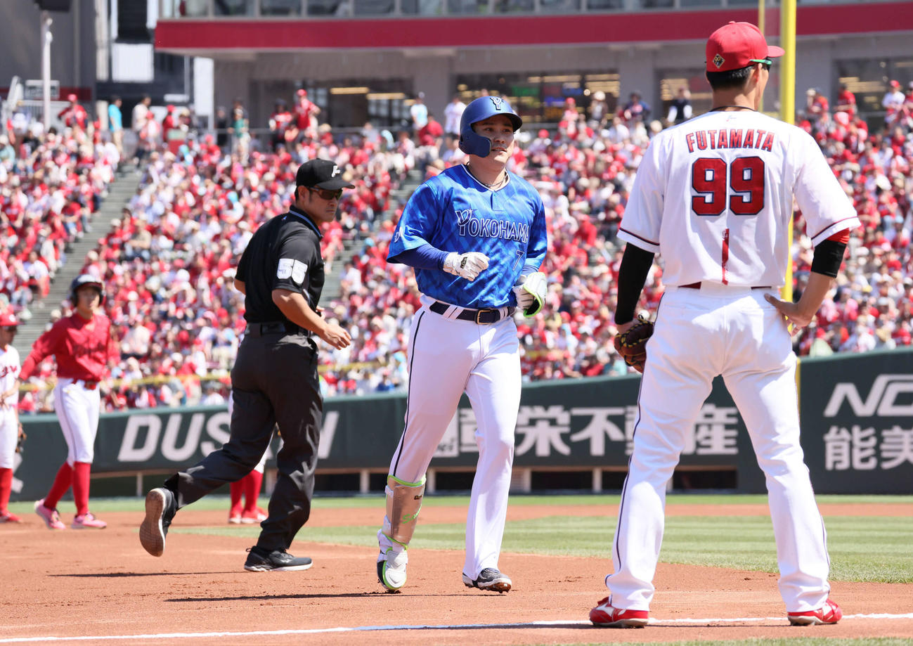 広島対DeNA 1回表DeNA1死一塁、佐野の中越え2点本塁打は、審判自らのリプレー検証の結果二塁打に（撮影・加藤孝規）