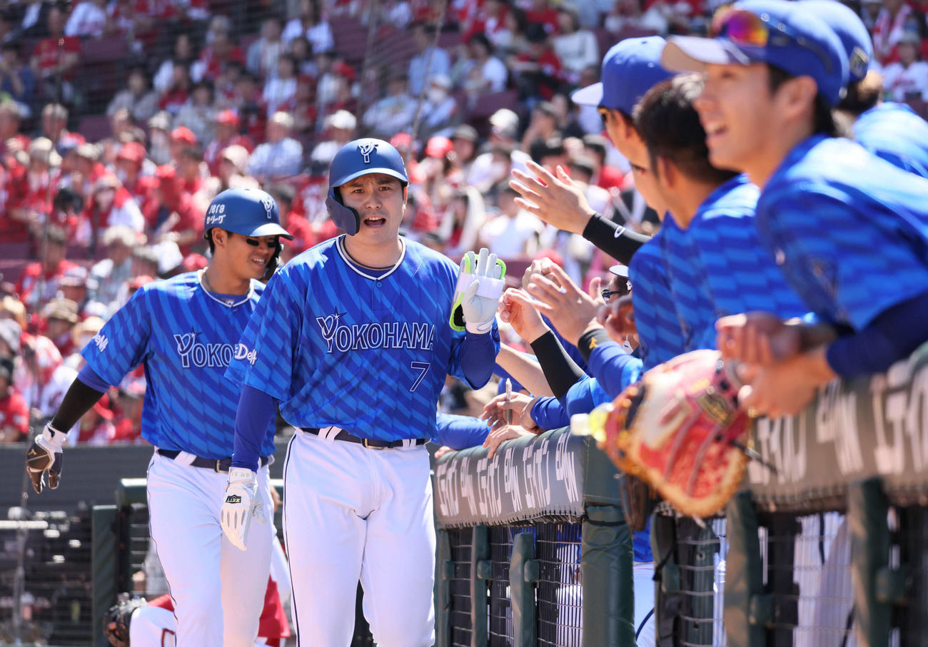 広島対DeNA 1回表DeNA1死一塁、佐野の中越え2点本塁打は、審判自らのリプレー検証の結果二塁打に（撮影・加藤孝規）