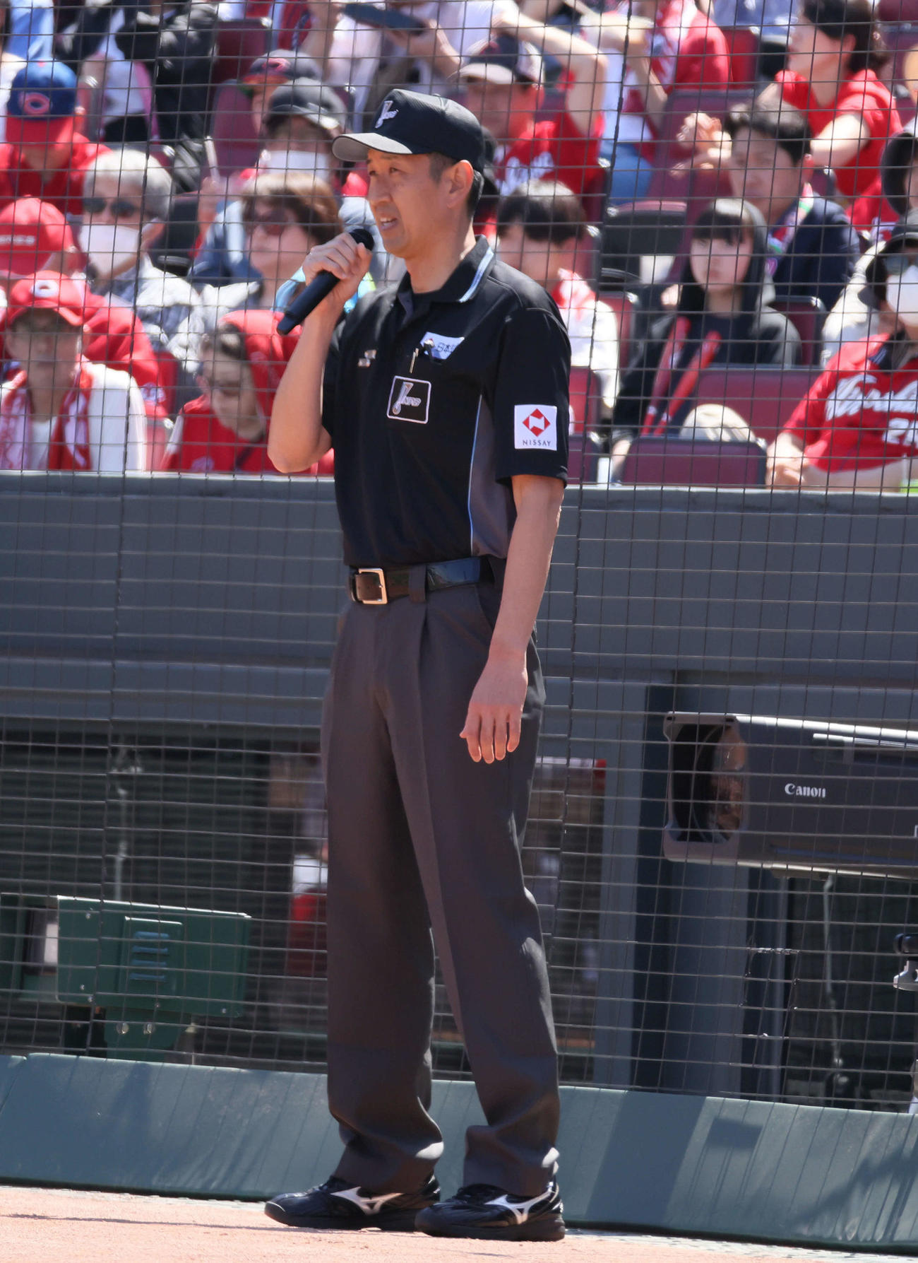 広島対DeNA 1回表DeNA1死一塁、佐野の中越え2点本塁打は、審判自らのリプレー検証の結果二塁打に（撮影・加藤孝規）