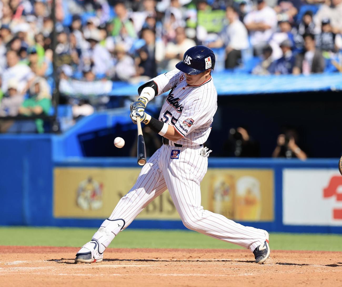 ヤクルト対中日　3回裏ヤクルト1死、村上は左越えソロ本塁打を放ち神宮100号とする(撮影・浅見桂子)