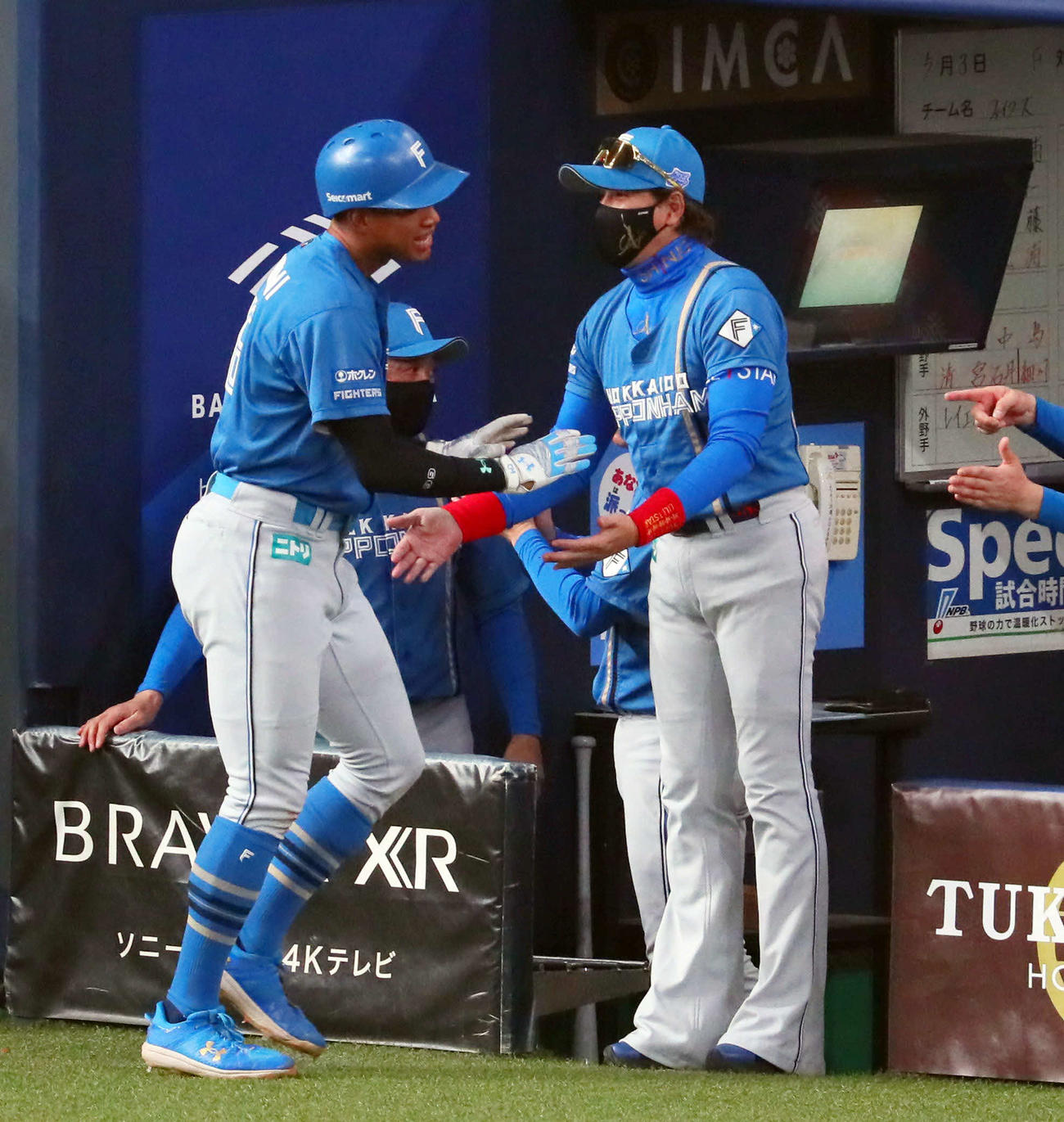オリックス対日本ハム　1回表日本ハム2死二塁、新庄監督（右）は郡司の左前適時打で生還した万波を迎える（撮影・宮崎幸一）
