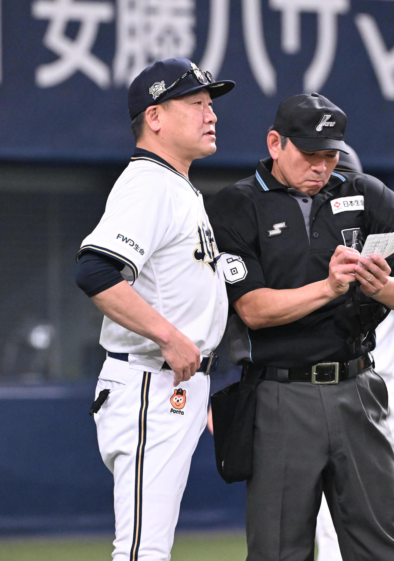 オリックス対日本ハム　7回を終え、選手の交代を告げるオリックス中嶋監督（撮影・和賀正仁）