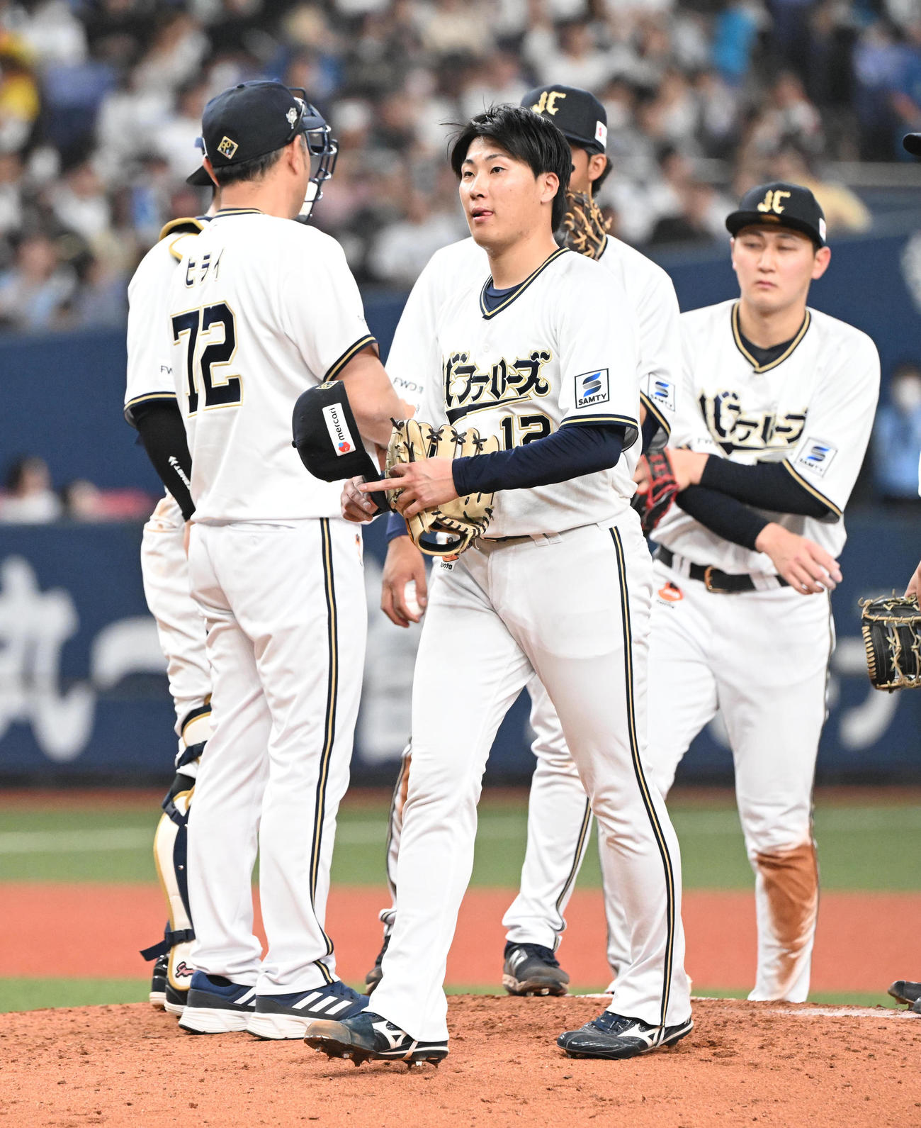 オリックス対日本ハム　8回表途中、降板する東撮影・和賀正仁）