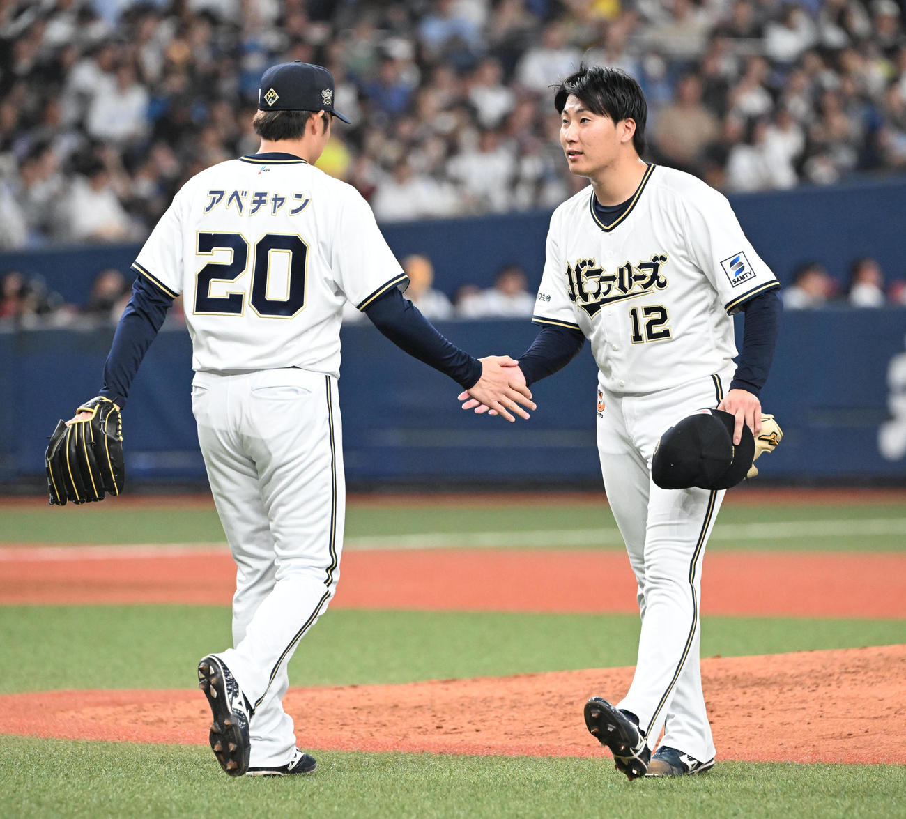 オリックス対日本ハム　8回表途中、降板する東撮影・和賀正仁）