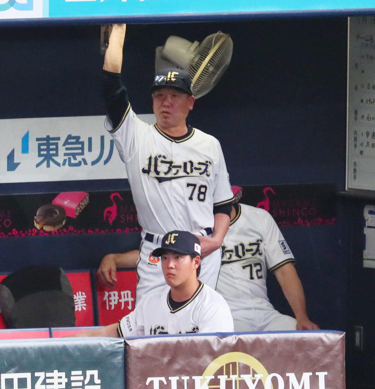 オリックス対日本ハム　8回裏オリックス、ベンチで渋い表情の中嶋監督（撮影・宮崎幸一）