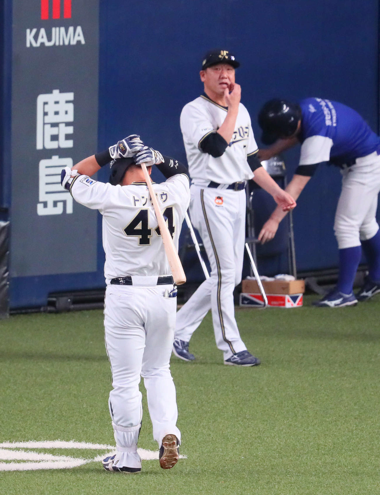 オリックス対日本ハム　8回裏オリックス1死一、二塁、頓宮は二直併殺打に倒れる。右は中嶋監督（撮影・宮崎幸一）