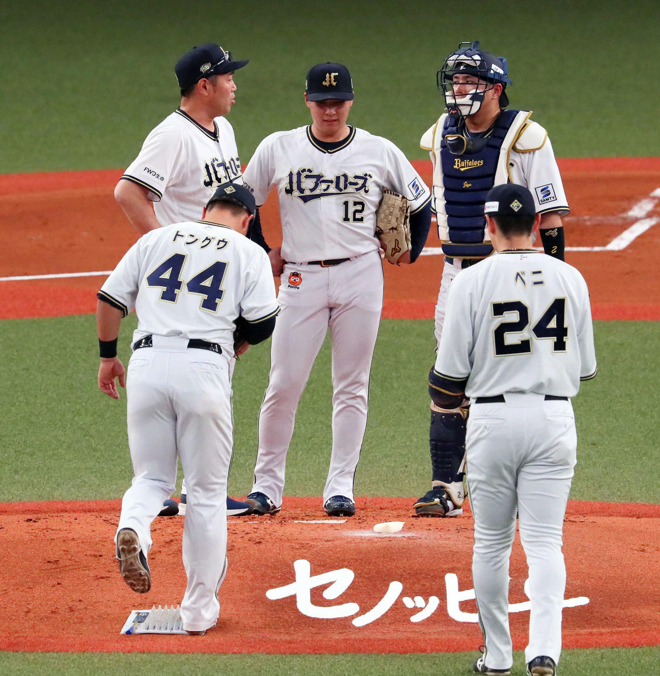 オリックス対日本ハム　1回表日本ハム2死一、二塁、東（中央）は万波に中堅へ先制2点適時二塁打を浴びる（撮影・宮崎幸一）