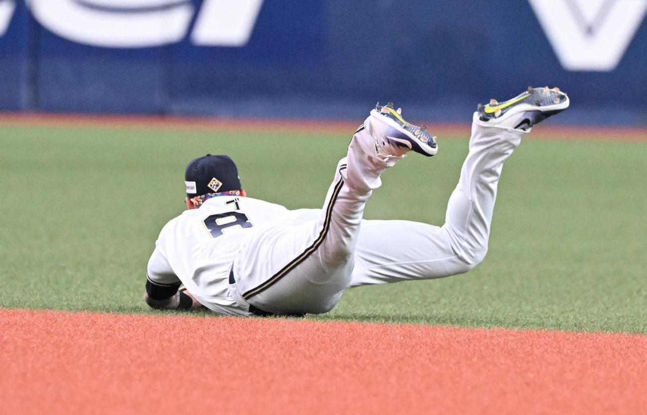 オリックス対日本ハム　2回表日本ハム1死、水野の打球を好捕し一塁送球する二塁手ゴンザレス（撮影・和賀正仁）