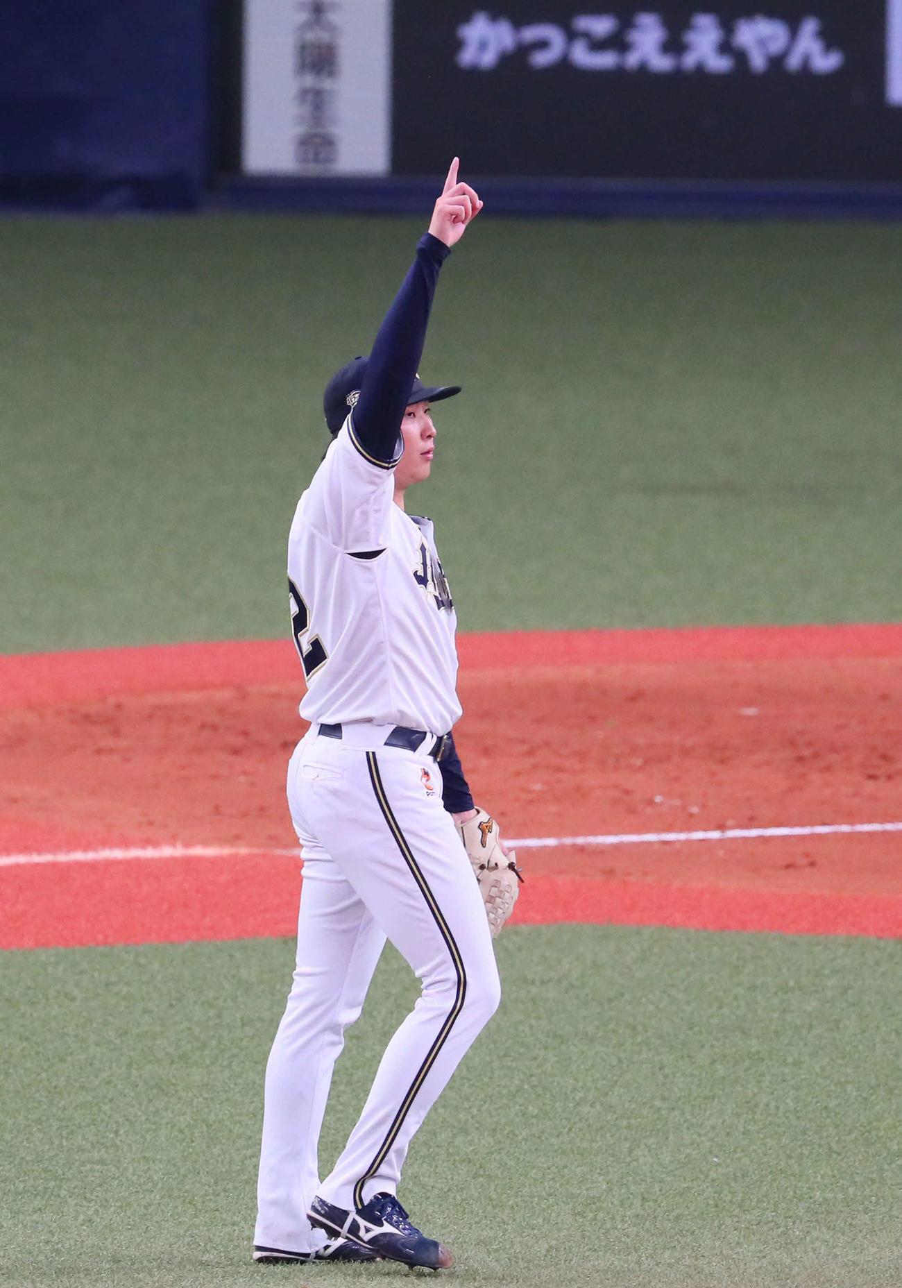オリックス対日本ハム　5回表日本ハム2死一塁、東はマルティネスの三飛を指さす（撮影・宮崎幸一）