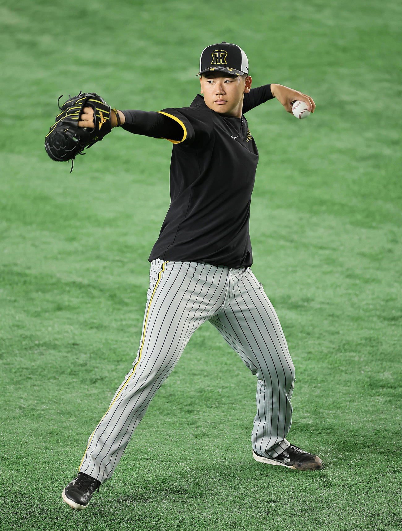 試合前、キャッチボールで調整する阪神門別（撮影・足立雅史）