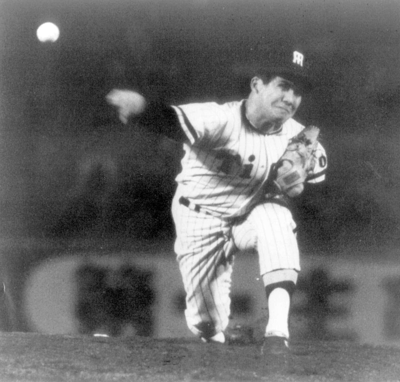 昭和45年、「ザトペック投法」といわれる豪快な投球フォームから快速球を投げ込む村山実の投球フォーム
