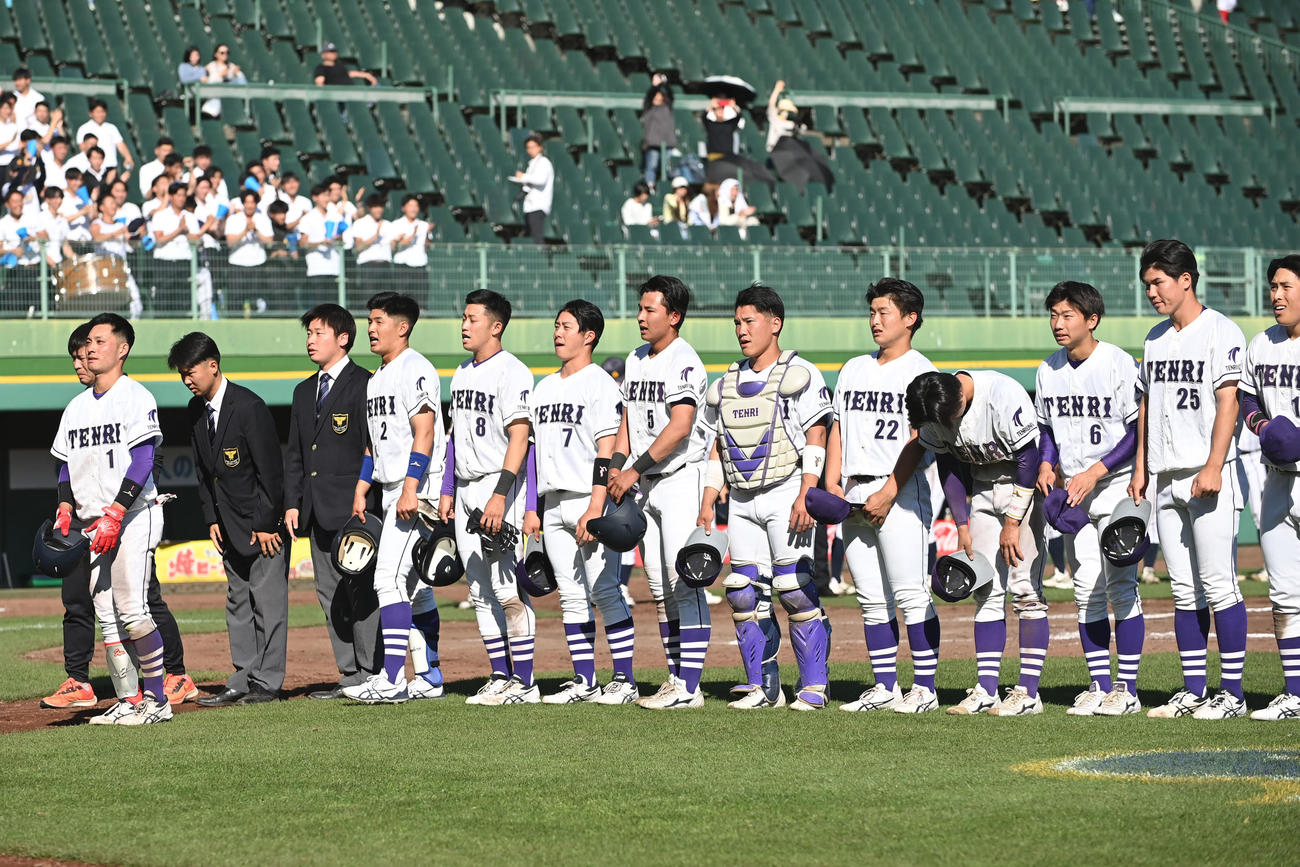 大産大対天理大　試合後、応援席にあいさつをする天理大の選手たち（撮影・滝沢美穂子）