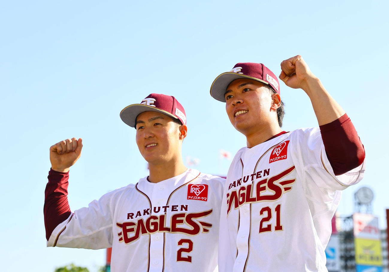 楽天対ロッテ　ロッテに勝利しヒーローの楽天早川（右）と太田はガッツポーズで写真に納まる（撮影・垰建太）