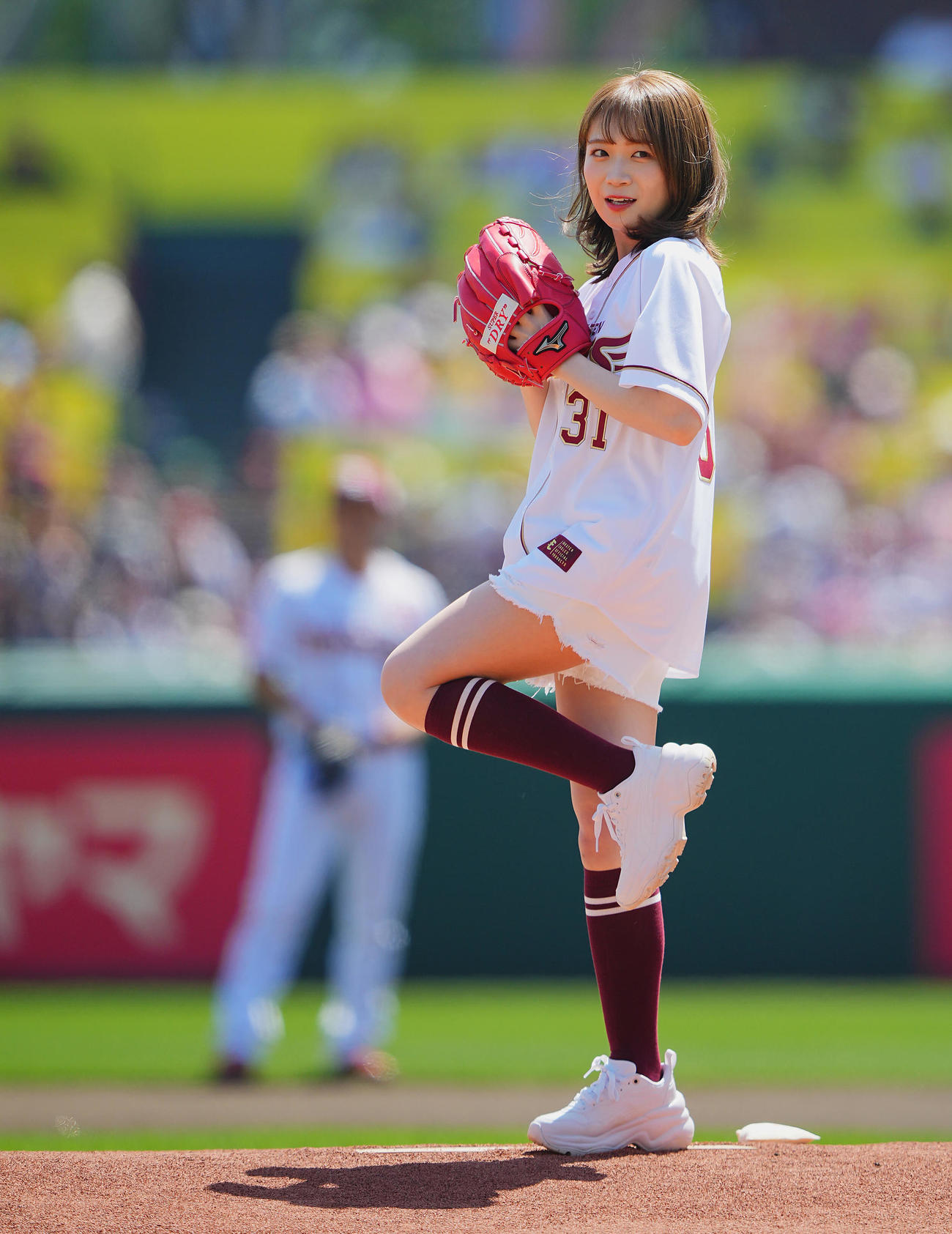 楽天対ロッテ　始球式を務める秋元真夏（撮影・垰建太）