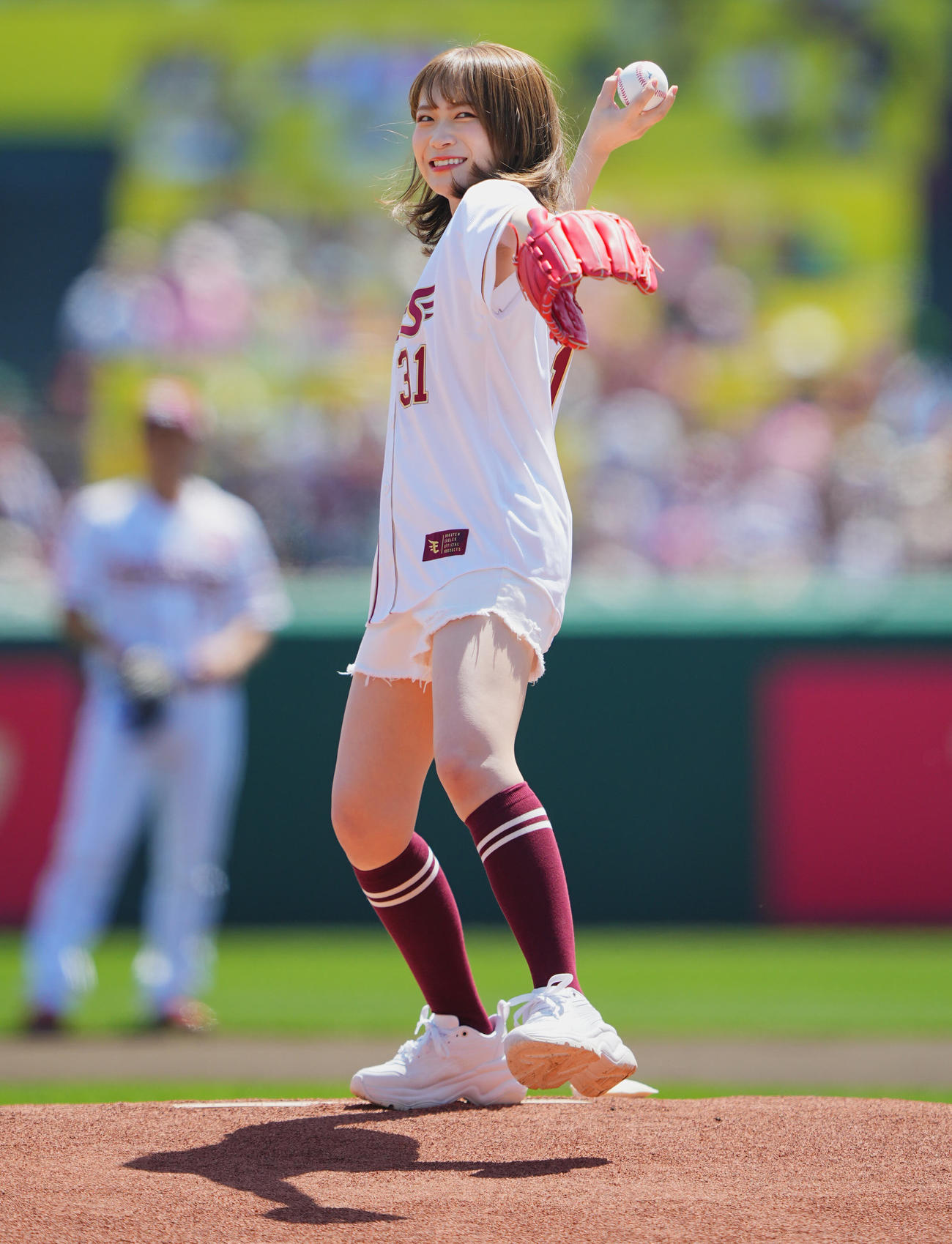 楽天対ロッテ　始球式を務める秋元真夏（撮影・垰建太）