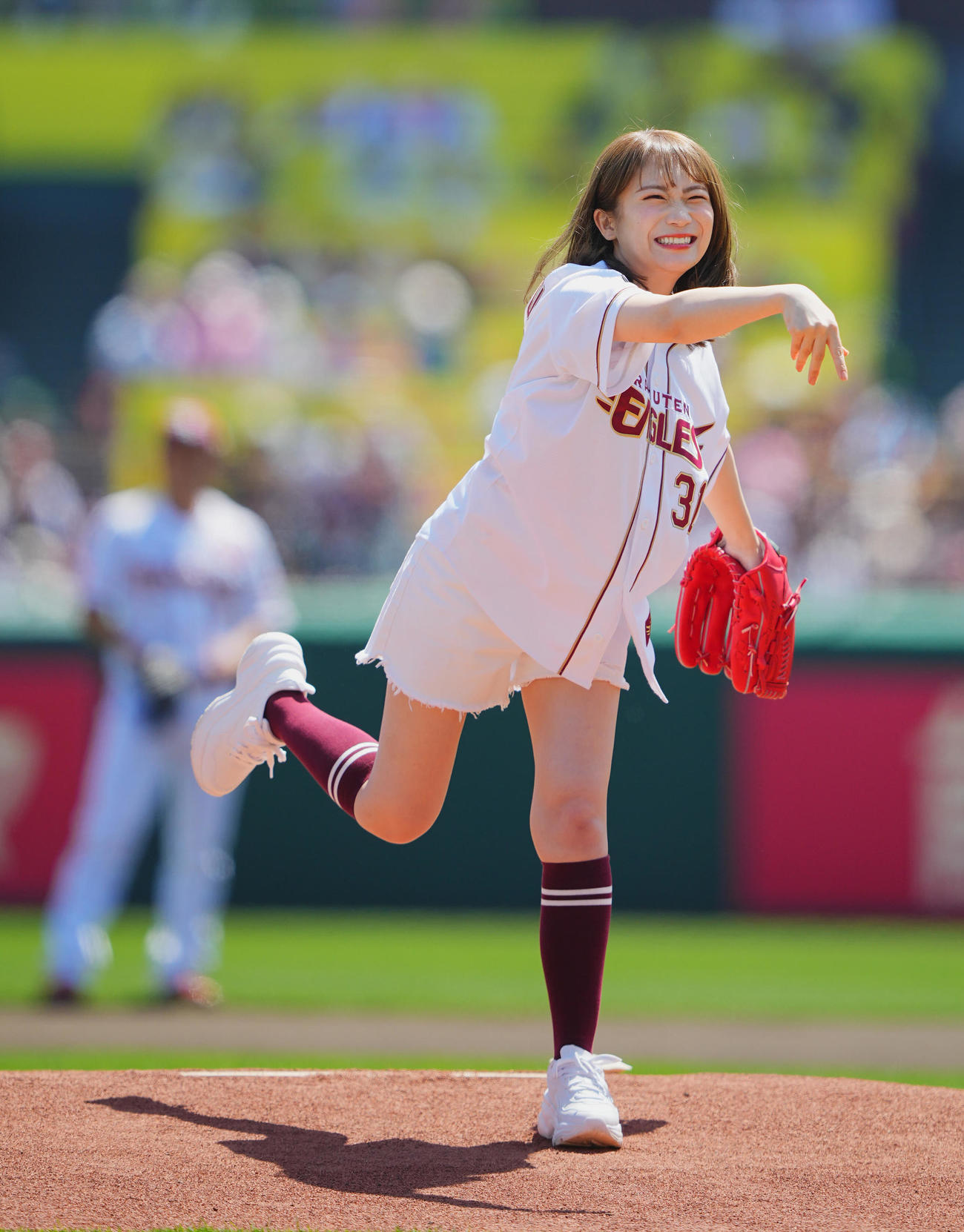楽天対ロッテ　始球式を務める秋元真夏（撮影・垰建太）