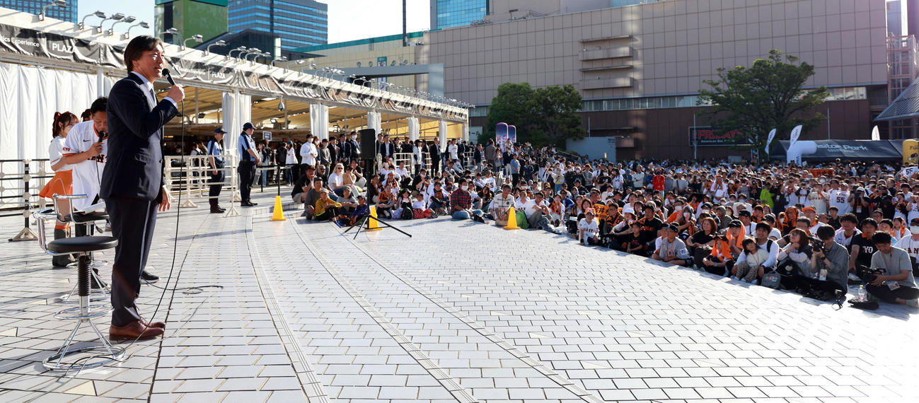 巨人対阪神　ステージイベントに参加し、笑顔を見せる松井秀喜氏