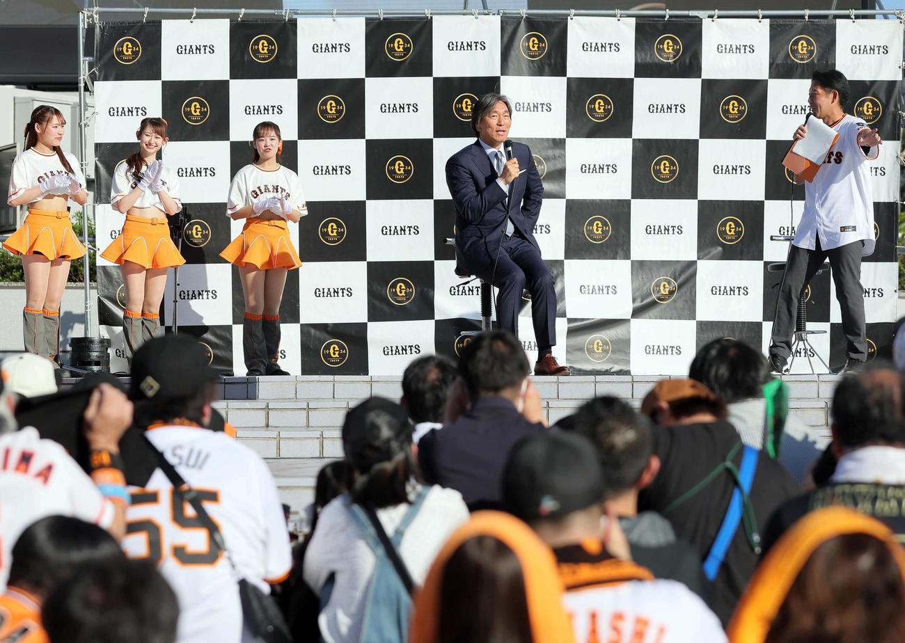 巨人対阪神　ステージイベントに参加し、笑顔を見せる松井秀喜氏