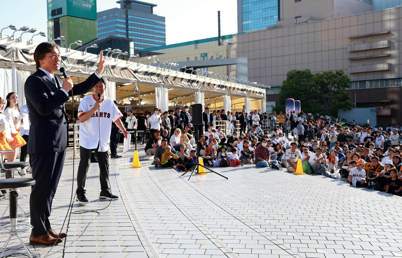 巨人対阪神　ステージイベントに参加し、笑顔を見せる松井秀喜氏