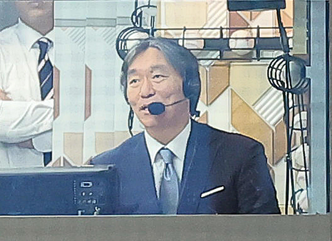 放送席につく松井氏（撮影・足立雅史）