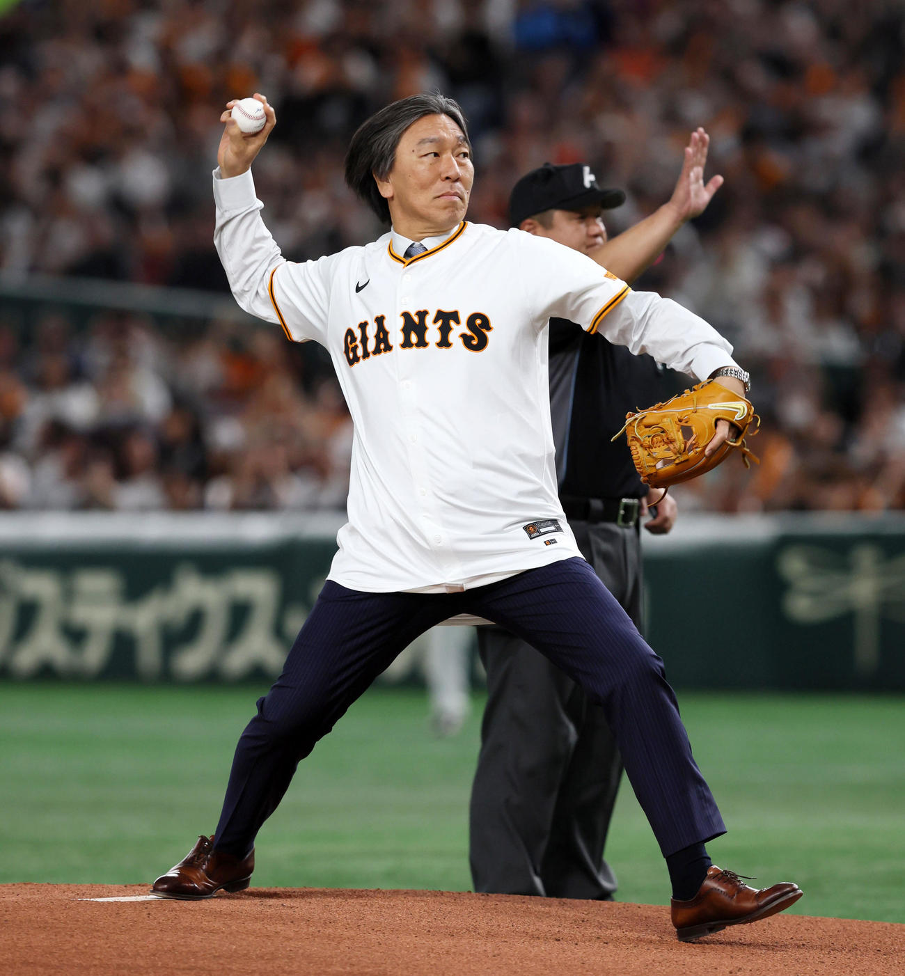 巨人対阪神　セレモニアルピッチを行う松井氏（撮影・加藤哉）