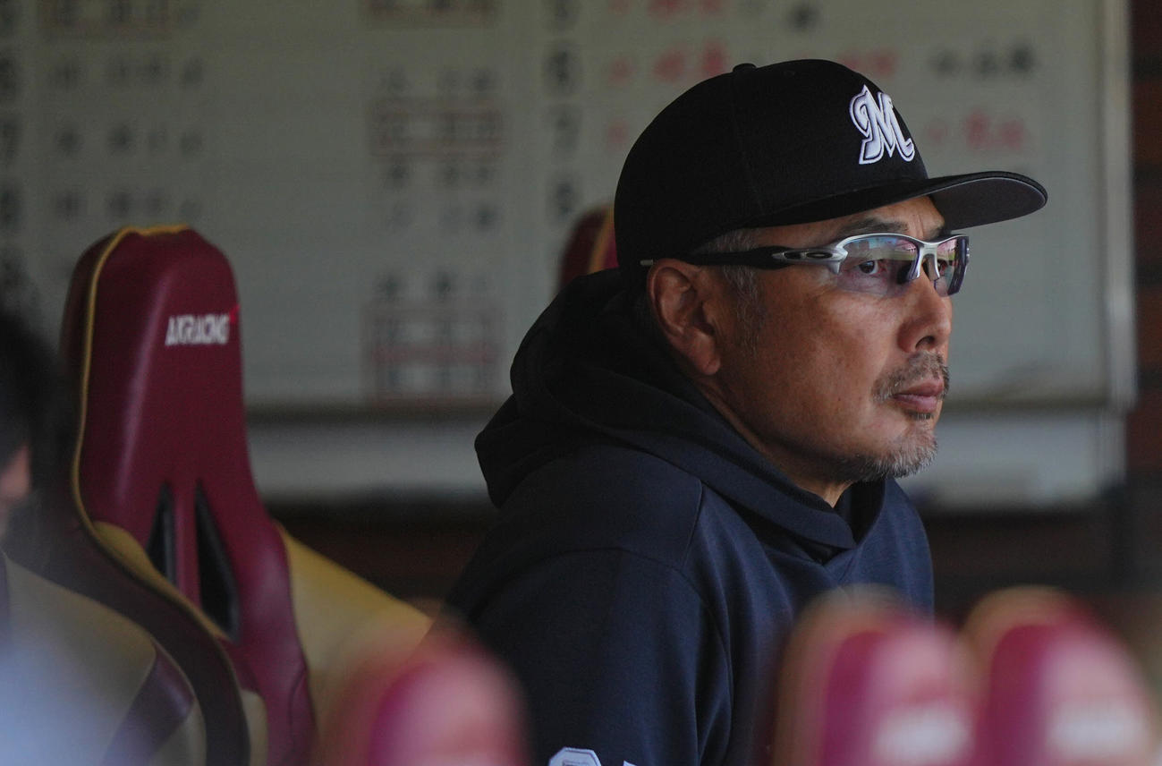 楽天対ロッテ　2回裏楽天に4失点を喫しベンチで厳しい表情のロッテ吉井監督（撮影・垰建太）