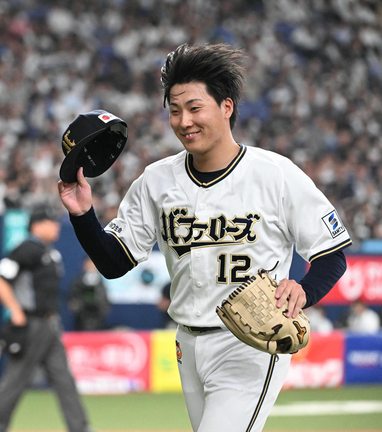 オリックス対日本ハム　8回表途中、笑顔で降板するオリックス東（撮影・和賀正仁）