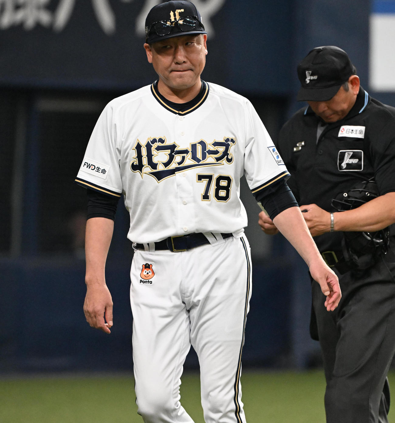オリックス対日本ハム　8回表途中、東の降板を告げるオリックス中嶋聡督（撮影・和賀正仁）