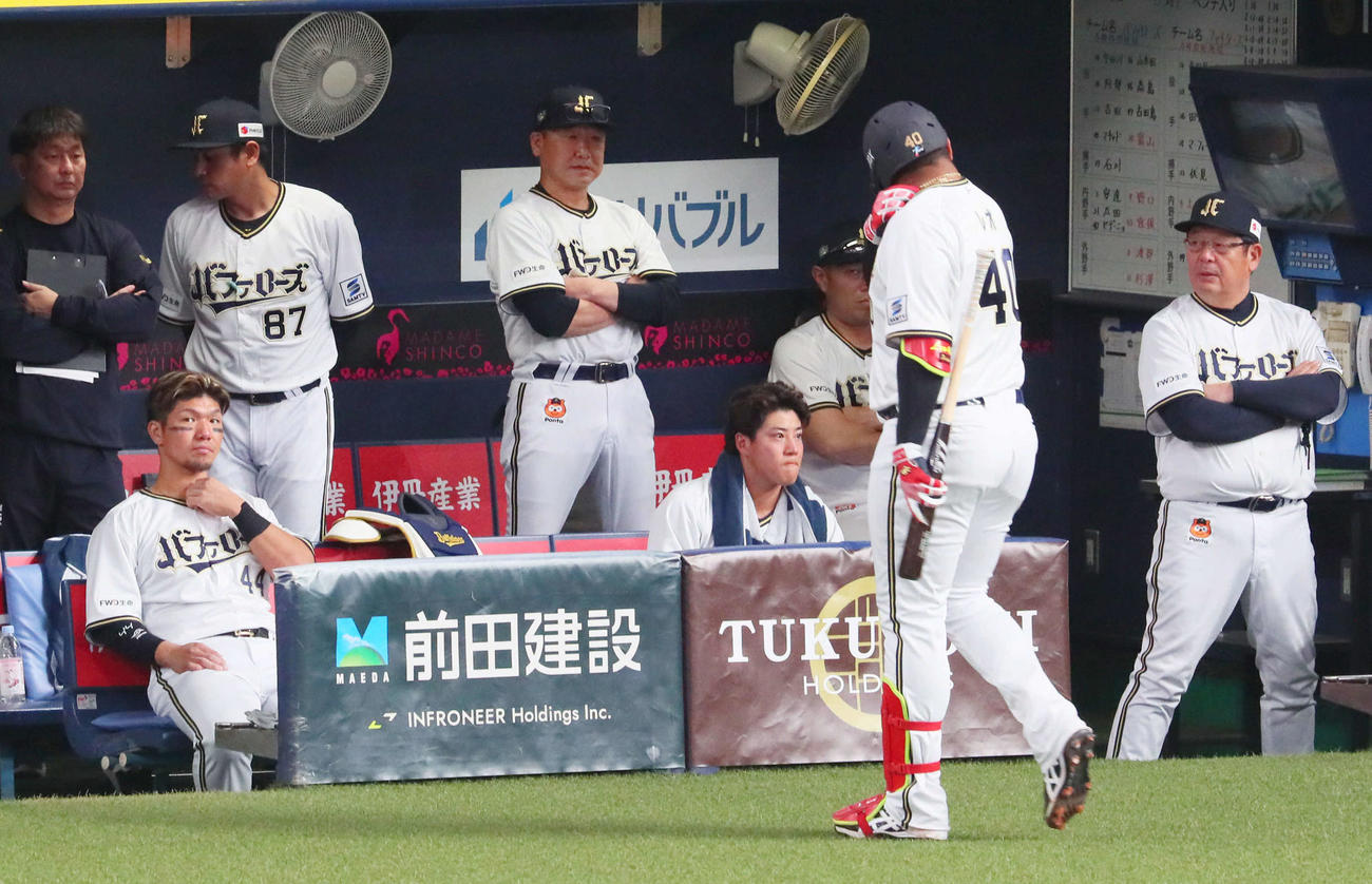 リックス対日本ハム　7回裏オリックス1死一、二塁、中嶋監督（中央）は代打セデーニョ（右）が三振に倒れ渋い顔。左は頓宮（撮影・宮崎幸一）