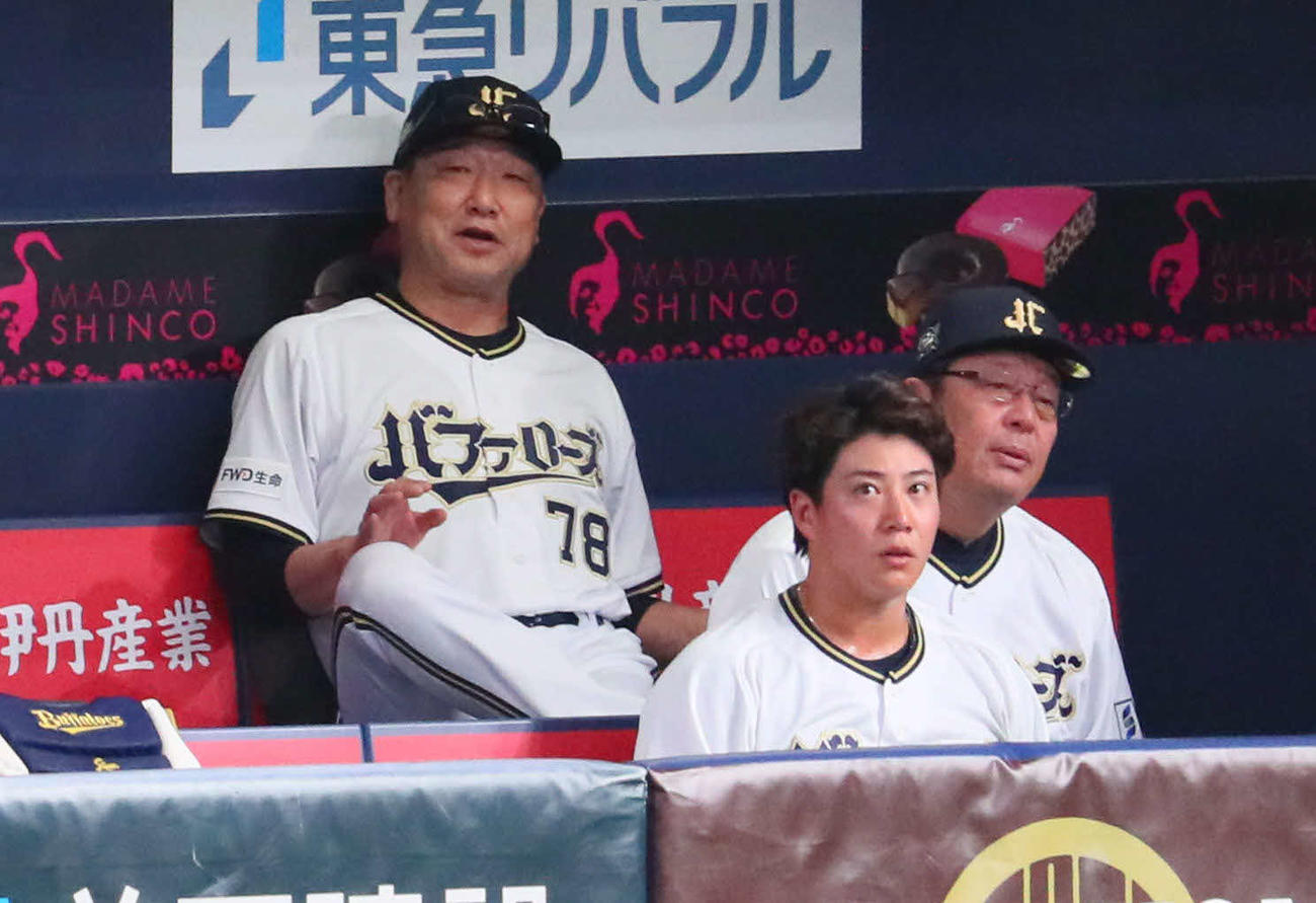 オリックス対日本ハム　6回裏オリックス、ベンチで苦笑いする中嶋監督（左）（撮影・宮崎幸一）