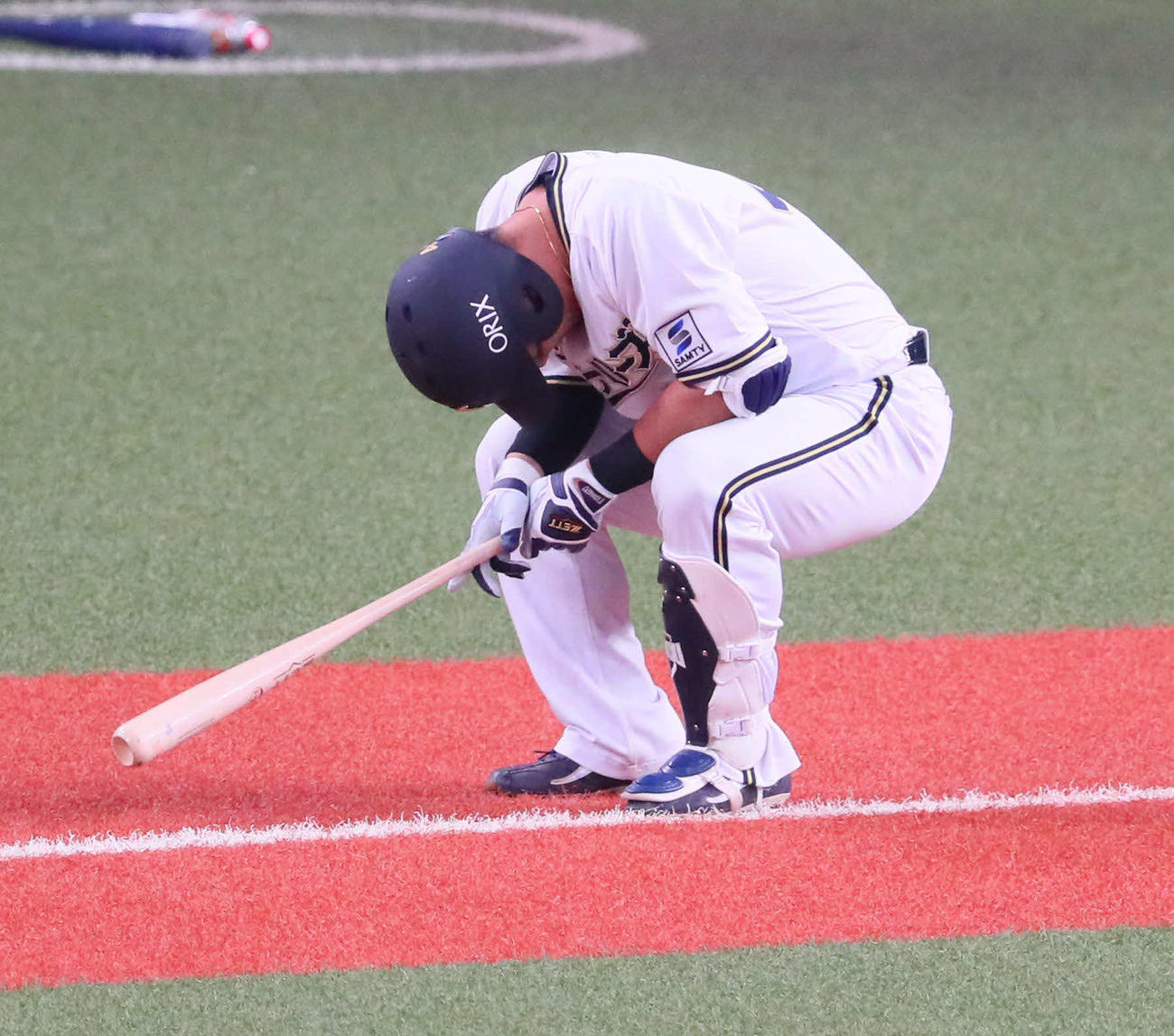 オリックス対日本ハム　8回裏オリックス1死一、二塁、頓宮は二直併殺打に倒れて座り込む（撮影・宮崎幸一）