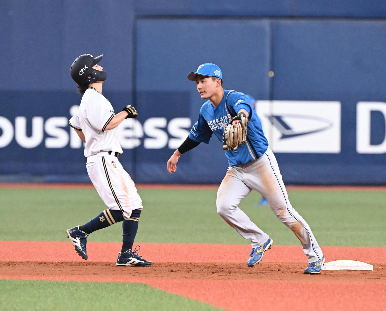 オリックス対日本ハム　8回裏オリックス1死一、二塁、頓宮の二直で飛び出し封殺される福田（撮影・和賀正仁）