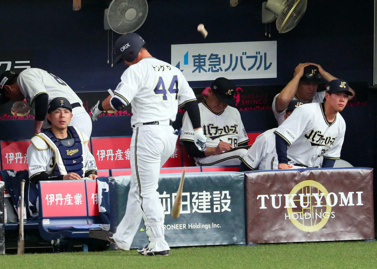 オリックス対日本ハム　6回裏オリックス2死二、三塁、頓宮は捕邪飛に倒れ、ベンチ前でバットをたたき折る。中央後方は中嶋監督（撮影・宮崎幸一）
