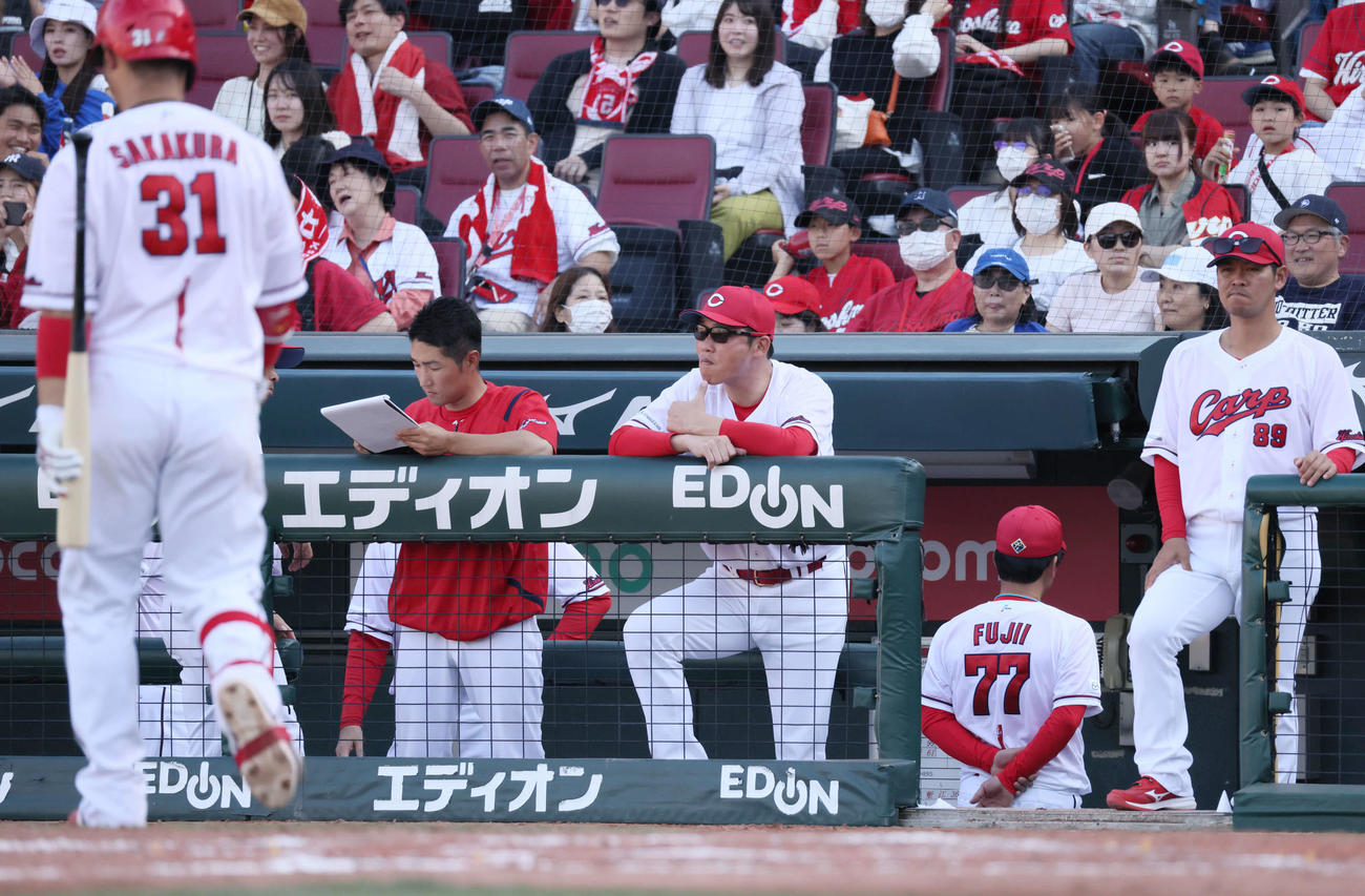 広島対DeNA　無得点で敗れた新井監督（撮影・加藤孝規）